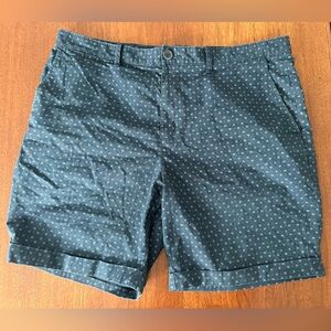 Like new Penguin men’s shorts. Navy with pattern. Cotton size 38